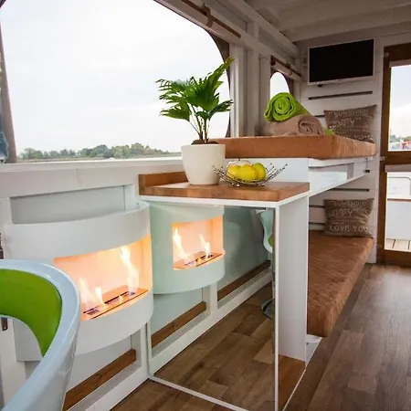 船上ホテル Lisa Boot 1