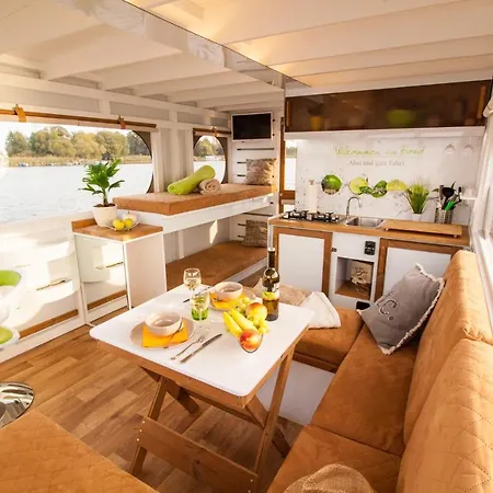 Lisa Boot 1 船上ホテル Priepert